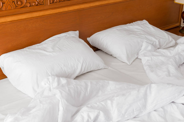 cama arrugada vacía en el hotel después de la noche
 - Foto, Imagen
