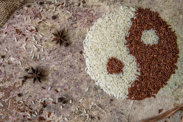 Rýže koncept jin a Jang. Pohled shora červené a bílé rýže - Fotografie, Obrázek