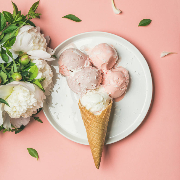 Strawberry and coconut ice cream - Фото, изображение