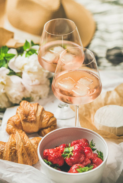 French style romantic summer picnic - Foto, afbeelding