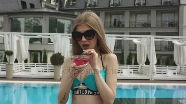 junges Mädchen entspannt sich am Pool - Filmmaterial, Video