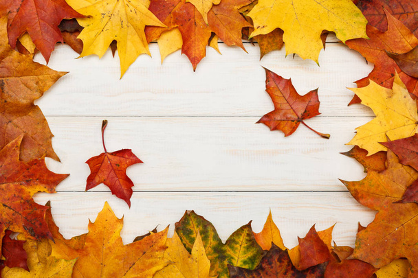 Grupa upadłych autumn klonowe liście na białym tle drewnianych - Zdjęcie, obraz