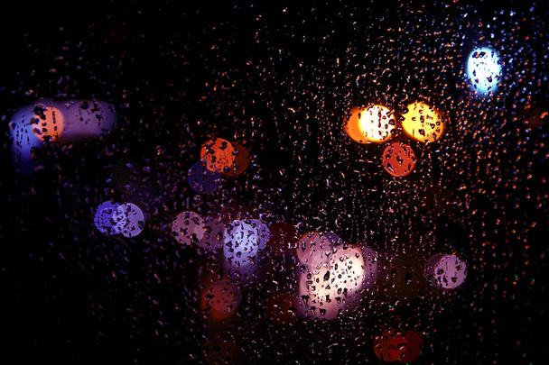 the night light reflection on wet glass - Foto, afbeelding