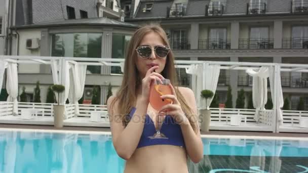 Young Girls Relaxing At The Pool - Video, Çekim