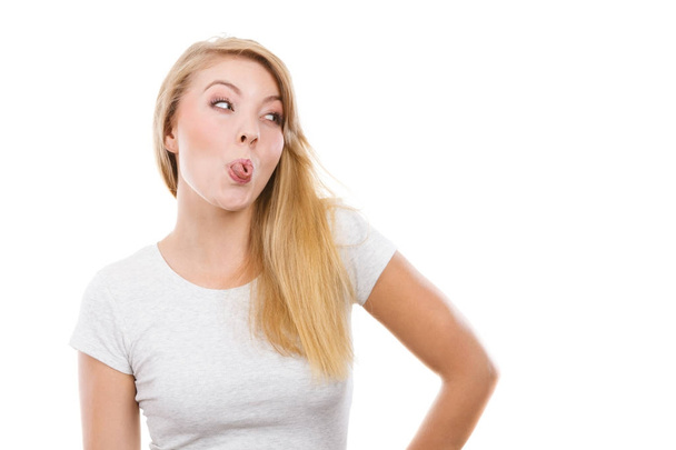 Mulher loira engraçada sentando a língua para fora
 - Foto, Imagem