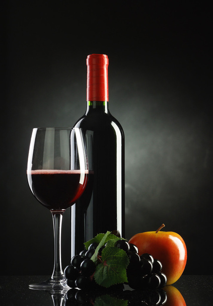 Wine bottle with glass and fruits - Φωτογραφία, εικόνα