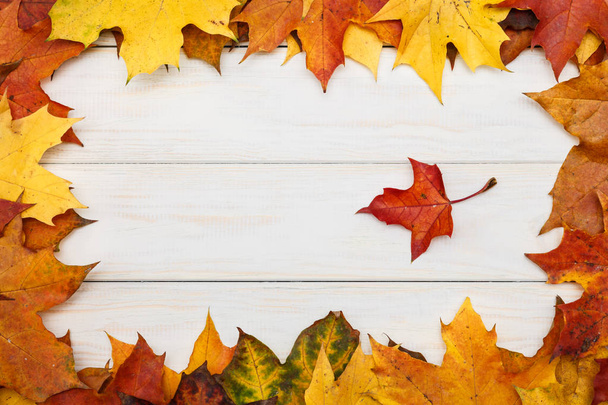 Bílé dřevěné pozadí se skupinou podzimní javorové listy - Fotografie, Obrázek