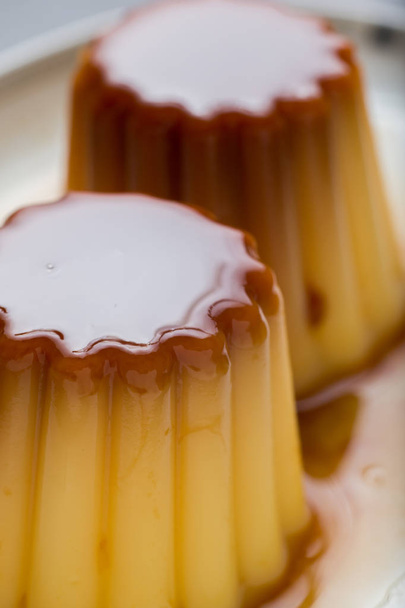 Крем-брюле. Традиційні французькі та італійські ванільний крем десерт з карамелі цукру. Смачний, солодкий, смачні страви. Копія простір. - Фото, зображення