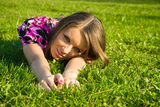 vrolijke meisje op een groen gras - Foto, afbeelding