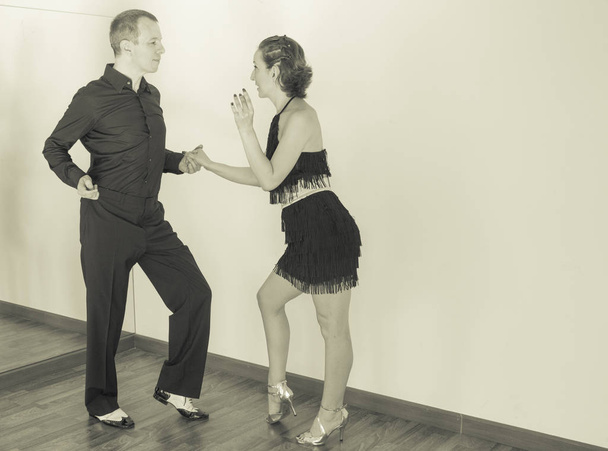 Пара танцоров танцуют латинские танцы
 - Фото, изображение