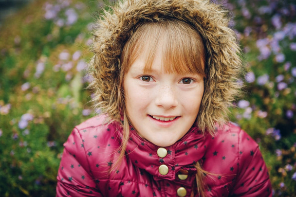 Close up εικόνα του όμορφο κοριτσάκι που φοράει ζεστά χειμωνιάτικα μπουφάν με κουκούλα - Φωτογραφία, εικόνα