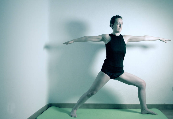 Woman doing yoga practices - Foto, afbeelding