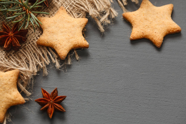 Biscuits au pain d'épice et cadeaux de Noël
 - Photo, image