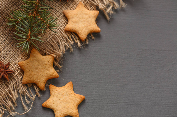 Christmas gingerbread cookies and Christmas gifts - Foto, afbeelding