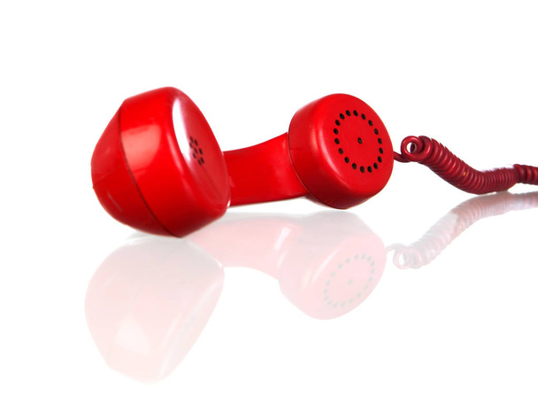 rode vintage telefoonhoorn geïsoleerd op witte achtergrond - Foto, afbeelding