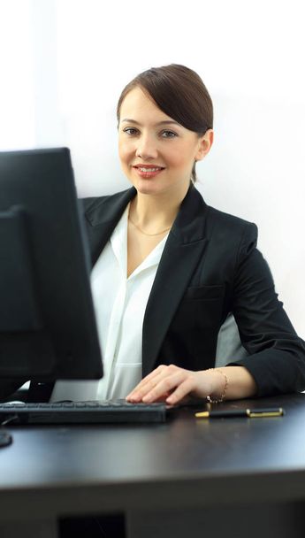 closeup of a confident young business woman working on computer - Foto, Imagen