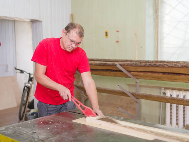 Tischler sägt Holzbalken an Kreissäge - Foto, Bild