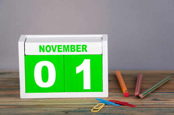 1. listopadu. Detail dřevěné kalendáře. Čas plánování a obchodní zázemí - Fotografie, Obrázek