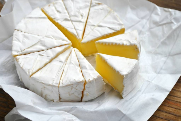 Camembert queso cremoso blanco sobre mesa de madera
 - Foto, imagen