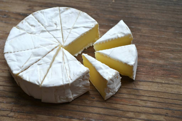 Camembert queso cremoso blanco sobre mesa de madera
 - Foto, Imagen