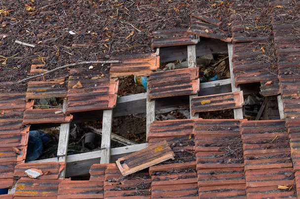 pişmiş toprak kiremit ve ahşap kirişler önemli ölçüde zarar gördüğü yapılmış çatı - Fotoğraf, Görsel