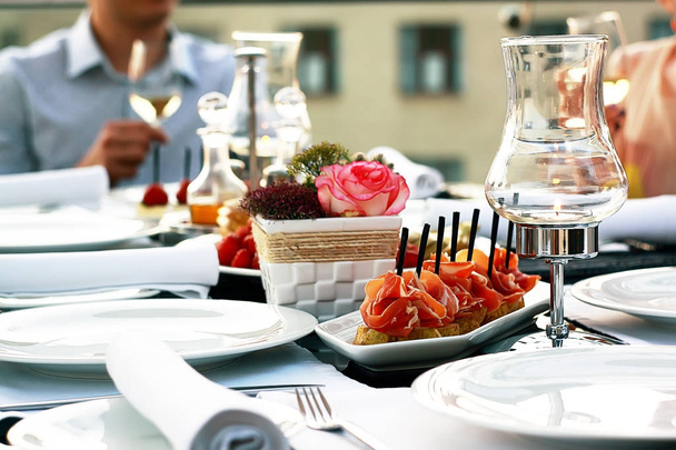 ρύθμιση του πίνακα στο εστιατόριο, σνακ, φρούτα και γυαλιά και στο τραπέζι - Φωτογραφία, εικόνα