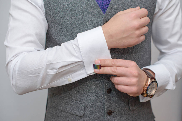 Resmi bir olay için pansuman yukarıya beyaz şık gömlek, gri yelek ve mor kravat, şık genç Kafkas. - Fotoğraf, Görsel