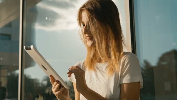 Girl Uses Tablet Before Modern Building - Imágenes, Vídeo