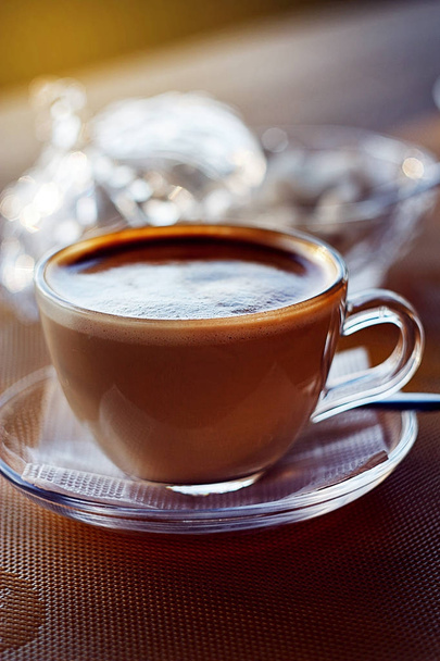 sklenici s cappuccino stojí na stole, vedle Křišťálová cukřenka - Fotografie, Obrázek