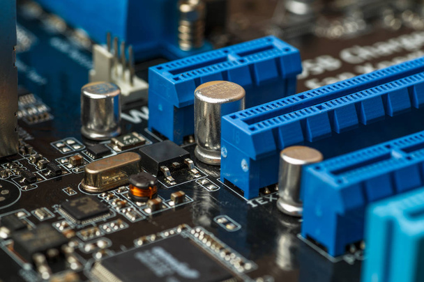 Elektroniker Chip, Computerprozessortechnologie. Mikrochip-Computer-CPU-Hardware, gedruckte digitale Motherboard-Komponente - Foto, Bild