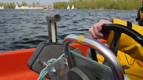Starke Hände eines reifen Mannes, der Flussboot steuert - Filmmaterial, Video
