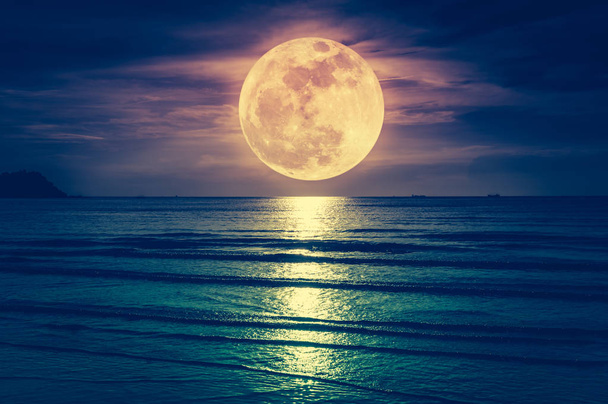 Super księżyc. Kolorowe niebo chmura i jasny księżyc w pełni nad morze. Tle natura Serenity. - Zdjęcie, obraz