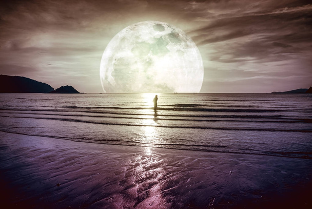 Супер луна. Красочное небо с облаком и яркой полной луной над морем. Тихий природный фон
. - Фото, изображение