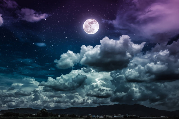 Céu noturno com lua cheia brilhante e nuvem escura, serenidade natureza fundo
. - Foto, Imagem