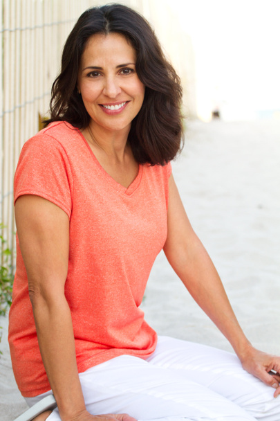 Beautiful hispanic woman smiling at the beach. - Foto, Imagen