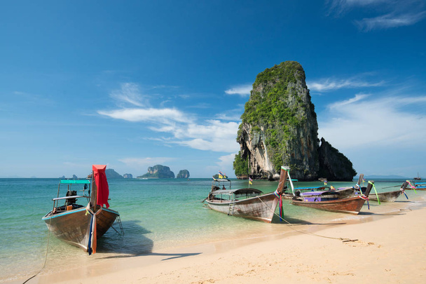 farbenfrohe Long Tail Boote am schönen ao nang Strand auf einem Backgro - Foto, Bild
