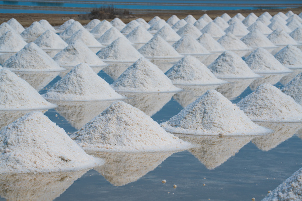 元の塩生産ファームで海の塩の山  - 写真・画像