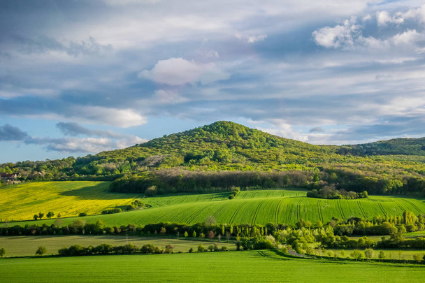 malerische Landschaften des landwirtschaftlichen Europas. Frühlingsfelder in Böhmen - Foto, Bild