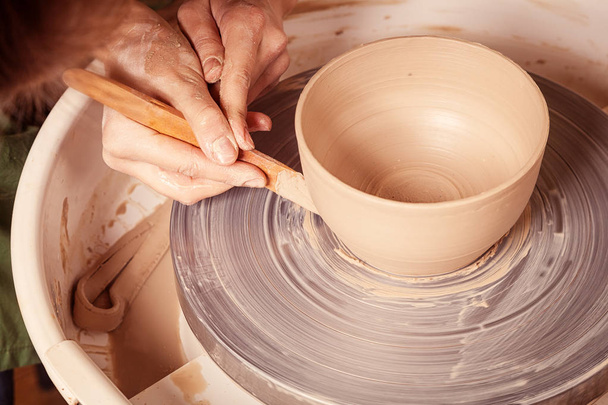 Primo piano di una donna scolpisce vaso di argilla
 - Foto, immagini