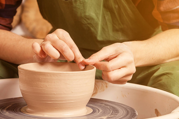 Primer plano de una mujer esculpe jarrón de arcilla
 - Foto, imagen