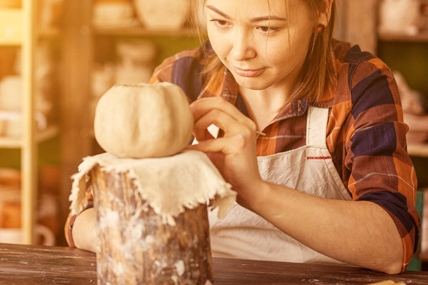 woman paints a pumpkin  - Foto, imagen