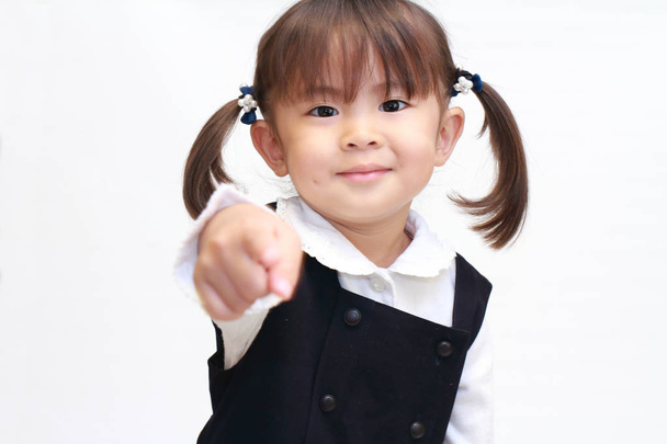 Japonais fille pointant vers la caméra dans l'usure formelle (2 ans
) - Photo, image