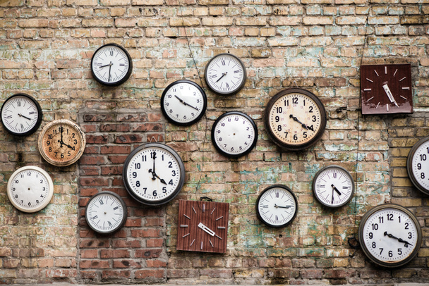 Vieilles horloges situées sur le mur de briques
 - Photo, image