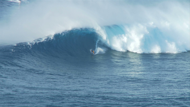 Surfistas de grandes olas en Tiburón, Maui Hawaii
 - Imágenes, Vídeo