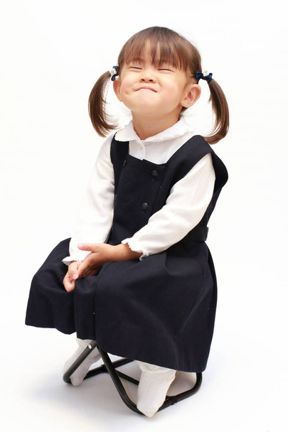 Японская девушка на стуле в формальной одежде (2 года
) - Фото, изображение