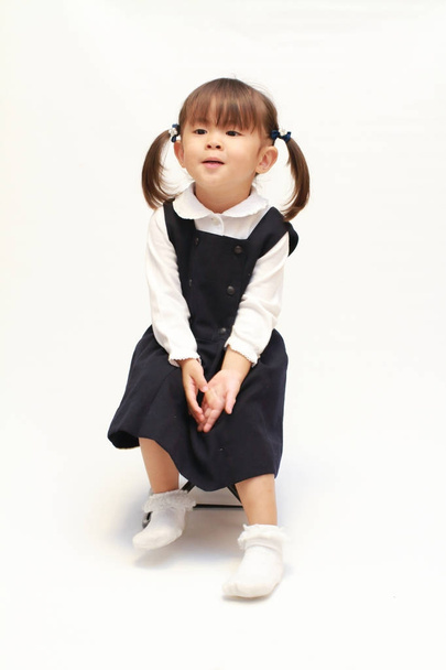 Menina japonesa na cadeira em desgaste formal (2 anos
) - Foto, Imagem