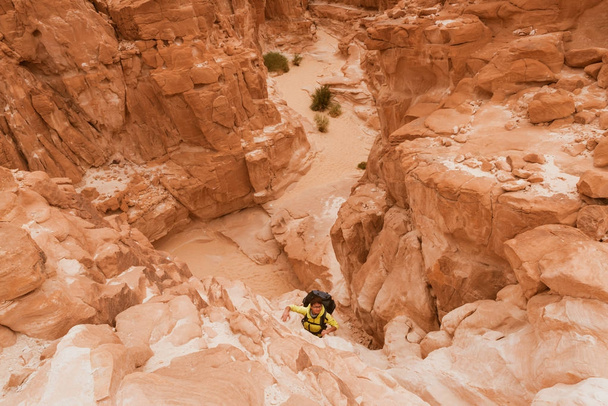 Woman climbing in canyon, Sinai, Egypt - Foto, afbeelding