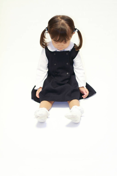 Японська дівчина на підлозі в офіційну одяг (2 років) - Фото, зображення