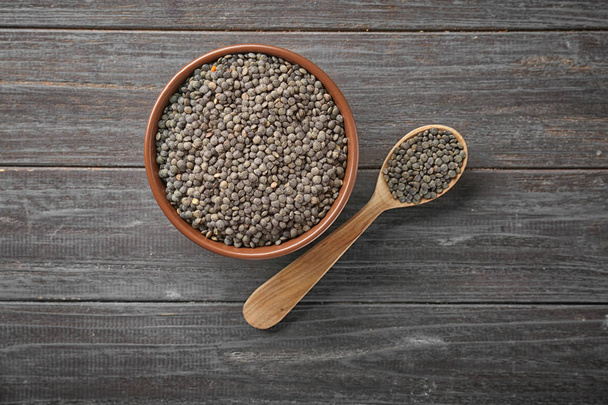 lentils on wooden table - Foto, afbeelding