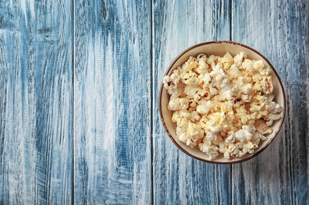 popcorn on wooden table - Фото, зображення